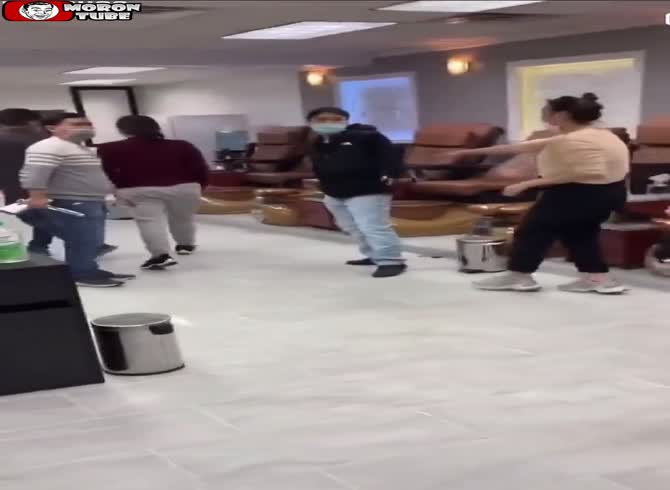 Video :He wrecked a nail shop after being refused a refund